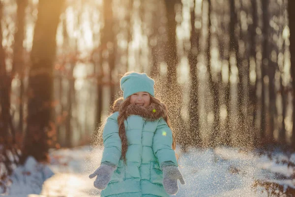 雪に覆われた森の中のターコイズ色の服の女の子 — ストック写真