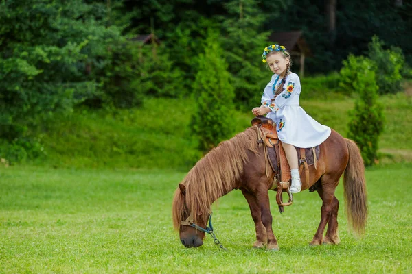 Uma Menina Traje Nacional Ucraniano Monta Pônei Gramado — Fotografia de Stock