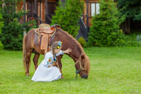 Ung Flicka Ukrainska Nationella Klänning Stroke Ponny Som Betar Gräsmattan — Stockfoto