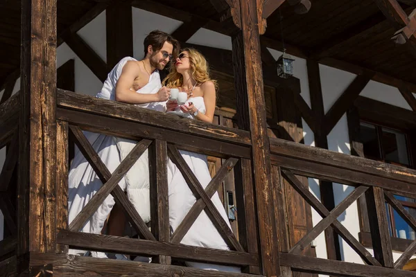 Пара Завернутая Одеяла Пьющая Кофе Балконе — стоковое фото