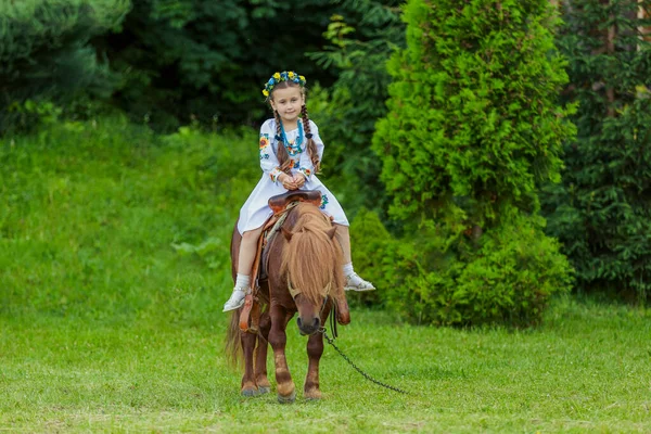 Una Niña Traje Nacional Ucraniano Monta Pony Césped — Foto de Stock