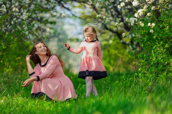 Anne Kızı Aynı Elbiselerle Doğada — Stok fotoğraf