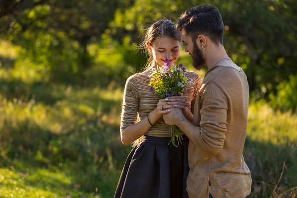 Erkek Kız Arkadaşına Yabani Çiçekler Veriyor — Stok fotoğraf