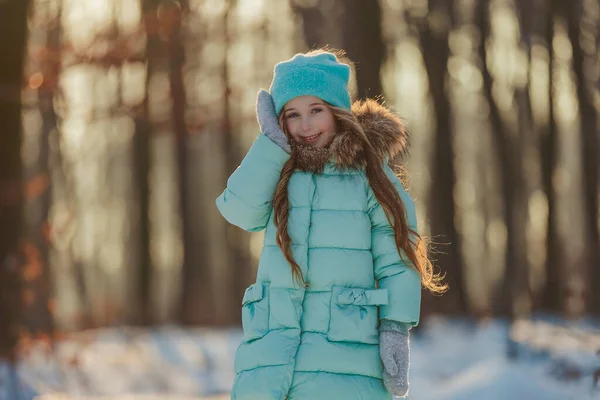 Mädchen Türkisfarbener Kleidung Einem Verschneiten Wald Stockbild