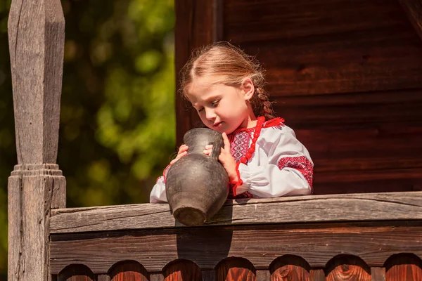 身着乌克兰民族服装 户外有水壶的女孩 — 图库照片