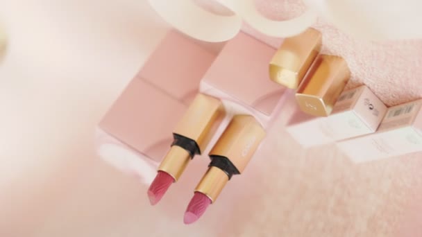 2023年3月24日 乌克兰切尔尼夫齐 著名化妆品品牌米拉诺的口红 金黄色的两个墨盒 — 图库视频影像