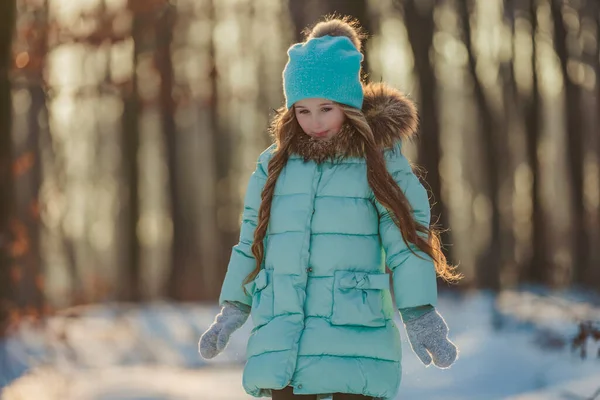 Portret Dziewczyny Tle Zimowego Lasu Oświetlonego Słońcem — Zdjęcie stockowe