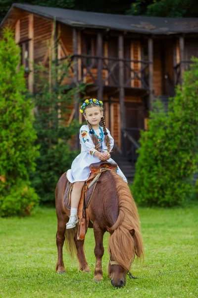 Ένα Κοριτσάκι Στην Ουκρανική Εθνική Φορεσιά Καβαλάει Ένα Πόνυ Στο — Φωτογραφία Αρχείου