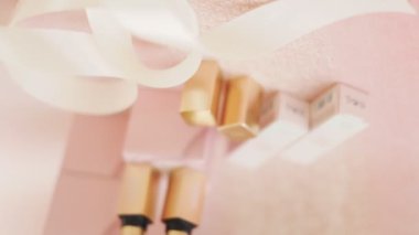 Chernivtsi, Ukrayna-24 Mart 2023, ünlü kozmetik markası Kiko Milano 'nun altın renkli çantalarda iki tonu.