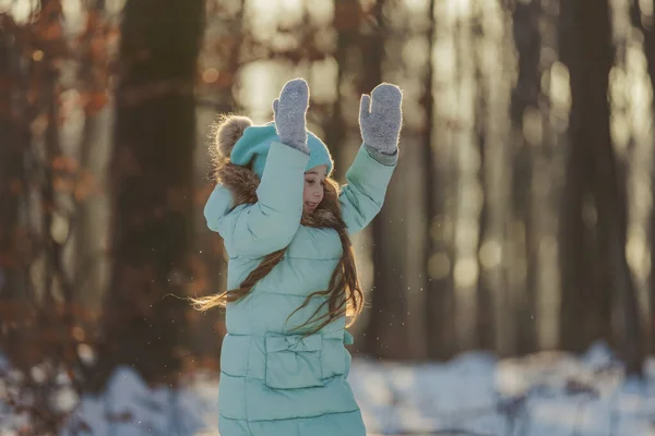 Portret Van Een Meisje Tegen Achtergrond Van Een Winterbos Verlicht — Stockfoto