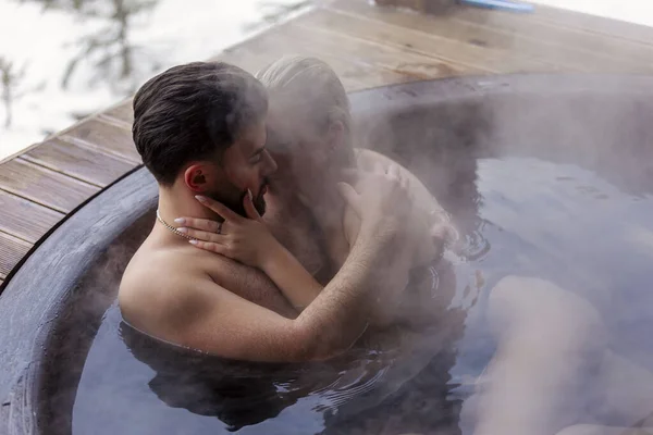 Pareja Joven Abrazándose Mientras Sienta Una Gran Bañera Agua —  Fotos de Stock