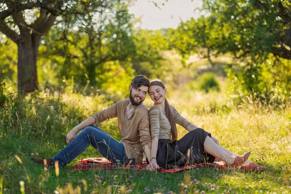 Paar Sitzt Mit Dem Rücken Zueinander Der Natur — Stockfoto