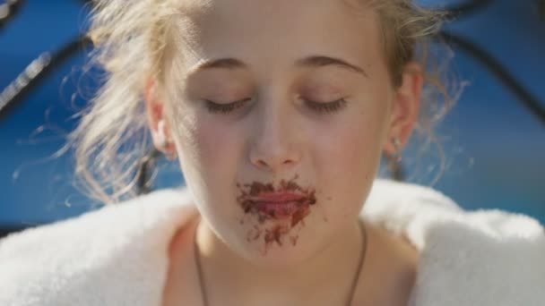 Retrato Una Chica Que Come Helado Chocolate Ensucia — Vídeo de stock