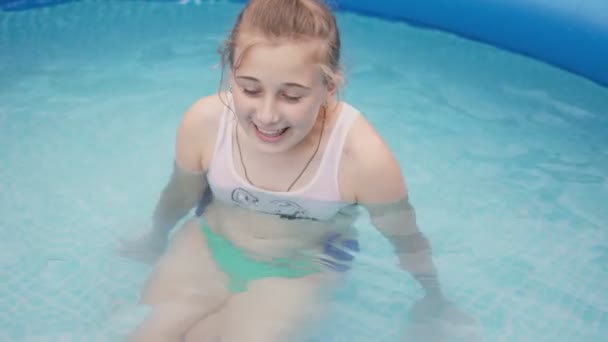 女孩在游泳池里游泳 暑期休息 — 图库视频影像