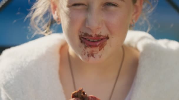 Porträt Eines Mädchens Das Schokoladeneis Isst Und Schmutzig Wird — Stockvideo