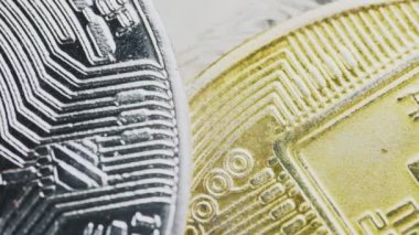 Bitcoin sikkeleri bir dolarlık banknotun üzerine yakın plan yalan söyler.