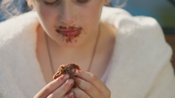 Retrato Uma Menina Que Come Sorvete Chocolate Fica Sujo — Vídeo de Stock