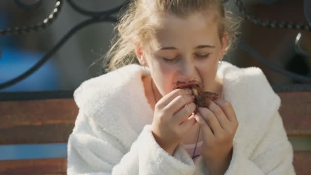 Portret Van Een Meisje Dat Chocolade Ijs Eet Vies Wordt — Stockvideo