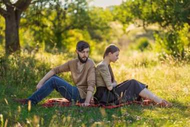 Sırt sırta verip otururlar doğada