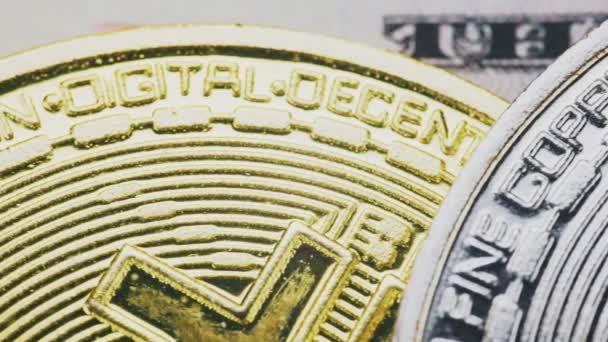 Bitcoin Münzen Liegen Großaufnahme Auf Einem Dollarschein — Stockvideo