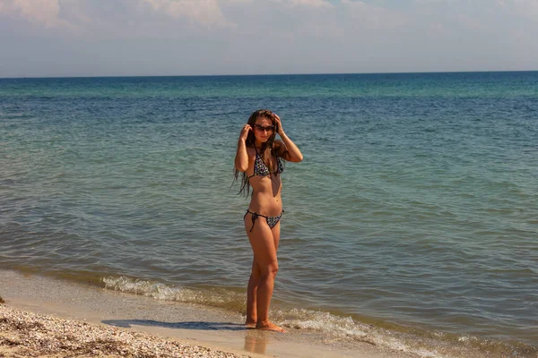 Dziewczyna Stroju Kąpielowym Okularach Przeciwsłonecznych Stoi Tle Morza — Zdjęcie stockowe