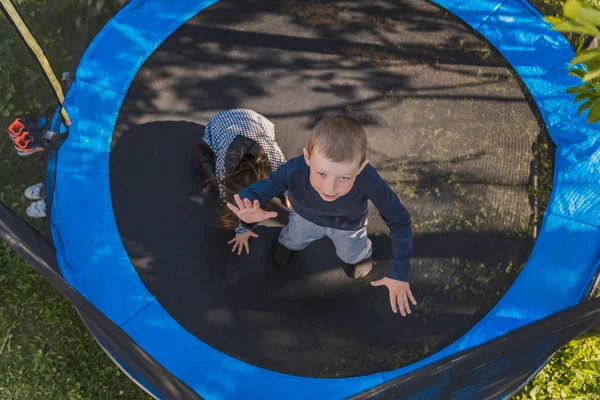 Kinderen Springen Een Trampoline Die Buiten Staat — Stockfoto