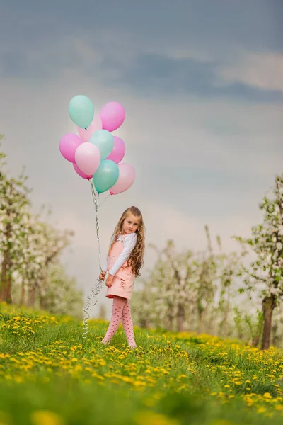Menina Com Balões Coloridos Jardim Florescente Com Árvores — Fotografia de Stock