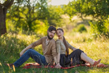 Sırt sırta verip otururlar doğada