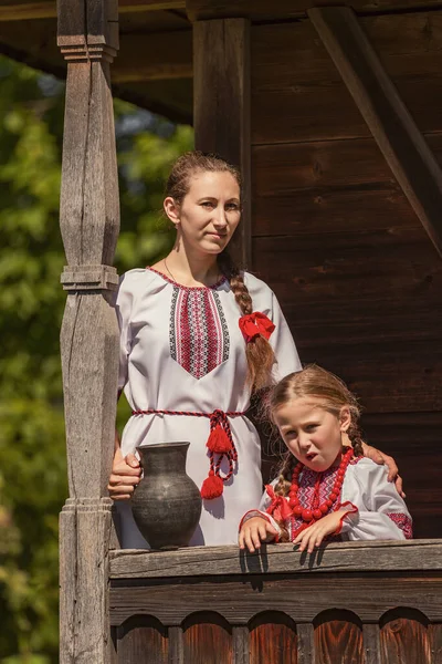 有女儿的母亲和穿着历史服装的水壶 — 图库照片