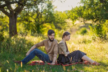 Sırt sırta verip otururlar doğada
