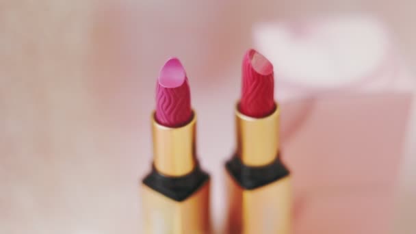 Tschernowitz Ukraine März 2023 Roter Lippenstift Goldrahmen Auf Rosa Hintergrund — Stockvideo