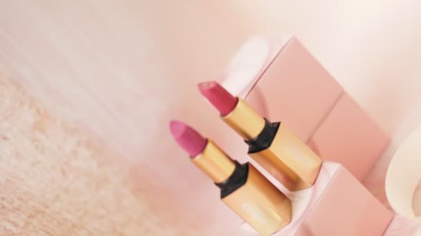 Tschernowitz Ukraine März 2023 Roter Lippenstift Goldrahmen Auf Rosa Hintergrund — Stockvideo
