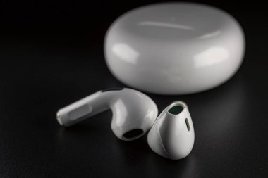 ROSTOV-ON-DON, RUSSIA - 28 Nisan 2018: Apple AirPods kablosuz bluetooth kulaklıklar ve Apple iPhone için şarj çantası. Kutudaki Yeni Elma Kulaklıkları.