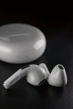 ROSTOV-ON-DON, RUSSIA - 28 Nisan 2018: Apple AirPods kablosuz bluetooth kulaklıklar ve Apple iPhone için şarj çantası. Kutudaki Yeni Elma Kulaklıkları.