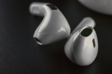 ROSTOV-ON-DON, RUSSIA - 28 Nisan 2018: Apple AirPods kablosuz bluetooth kulaklıklar ve Apple iPhone için şarj çantası. Kutudaki Yeni Elma Kulaklıkları.