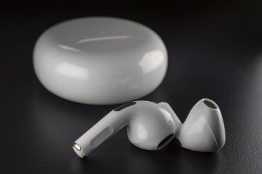ROSTOV-ON-DON, RUSSIA - 28 Nisan 2018: Apple AirPods kablosuz bluetooth kulaklıklar ve Apple iPhone için şarj çantası. Kutudaki Yeni Elma Kulaklıkları.