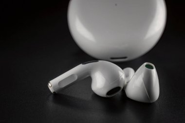 ROSTOV-ON-DON, RUSSIA - 28 Nisan 2018: Apple AirPods kablosuz bluetooth kulaklıklar ve Apple iPhone için şarj çantası. Kutudaki Yeni Elma Kulaklıkları.