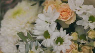 Kasımpatı çiçeklerinden, güllerden ve papatyalardan oluşan güzel bir buket.