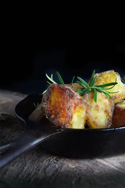 Zelfgemaakte Gebraden Aardappelen Met Rozemarijngarnering Een Smeedijzeren Traditionele Koekenpan Royale Stockfoto