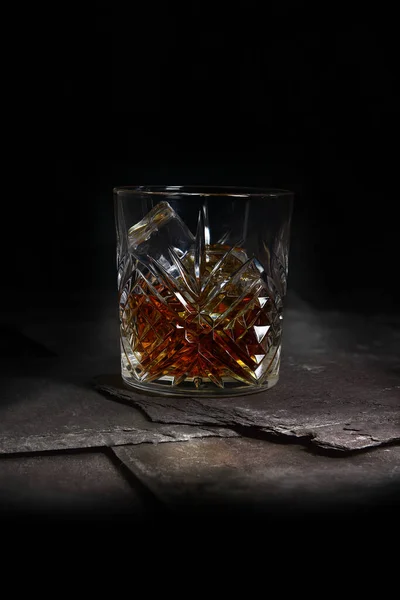 Kreativ Beleuchtetes Kristallglas Aus Whisky Mit Eiswürfeln Auf Altem Schiefer Stockbild