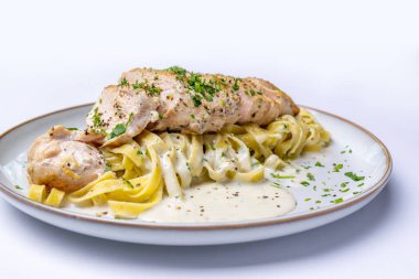 Tavuk ve peynir soslu fetuçin.