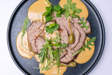 Vitello tonnato con capperi e rocola  
