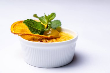 Krem karamel, portakal ve nane.