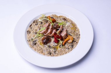 Mantarlı risotto ve mantar sosu ve ızgara fileto.