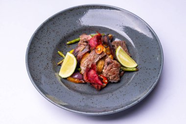 Patates ve sebze ile sığır eti