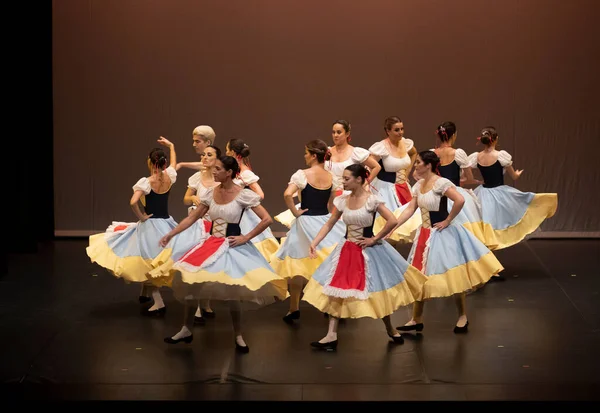Faro Portogallo Luglio 2022 Gruppo Danza Contemporanea Che Esegue Numero — Foto Stock