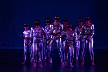 FARO, PORTUGAL - 16 Temmuz 2022: Çağdaş dans grubu Faro, Portekiz 'de bulunan tarihi Lethes tiyatrosunda bir dans gösterisi sergiliyor.