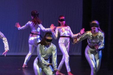 FARO, PORTUGAL - 16 Temmuz 2022: Çağdaş dans grubu Faro, Portekiz 'de bulunan tarihi Lethes tiyatrosunda bir dans gösterisi sergiliyor.