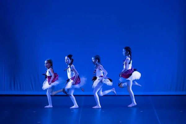 Faro Portugal Juli 2022 Jonge Kinderen Dansgroep Die Een Zomerdansnummer — Stockfoto