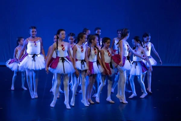 Faro ポルトガル 2022年7月16日 ポルトガルのファロ市にある歴史的なレディースシアターで夏のダンス番号を実行する若い子供たちのダンスグループ — ストック写真